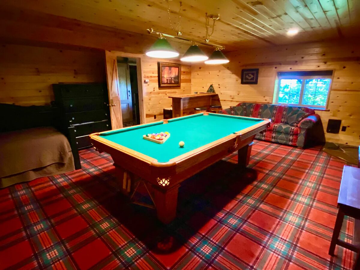 Game room & pool table